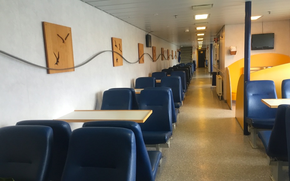 Stóra salongin umborð á Teistanum var tóm á túrinum úr Skopun klokkan 08.10 í morgun.