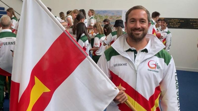 Tom Hollingsworth verður flagberi hjá Guernsey (Mynd: BBC Guernsey)