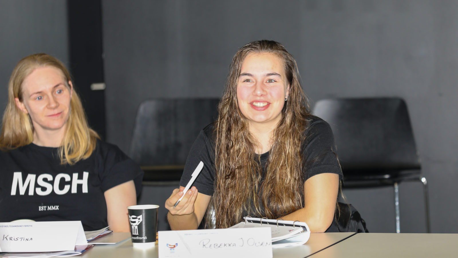 Rebekka J. Olsen (t.h.) og Kristina D. Simonsen (t.v.) eru millum luttakararnar á Venjaraleiðini - Mynd: Bjarni Enghamar