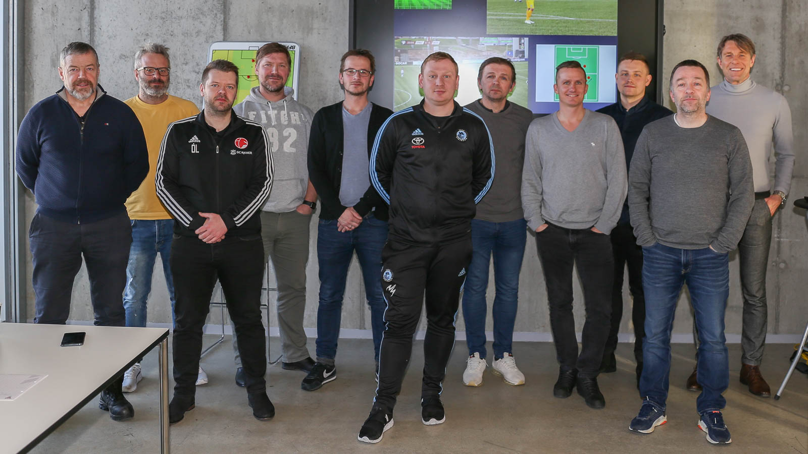 Håkan Ericson og Eli Hentze, saman við 9 av teimum 10 høvuðsvenjarunum í Betri Deildini hjá monnum - Mynd: Hans Erik Danielsen