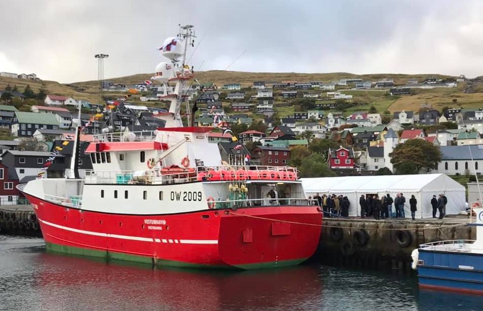 Nógv fólk tóku ímóti Vesturhavinum, og eitt tjald var sett upp á bryggjuni í samband við høvið.