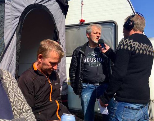 Henda myndin er tikin á bátahugna í Hvalvík í fjør, tá FM1 skifti orð við Atla Larsen.