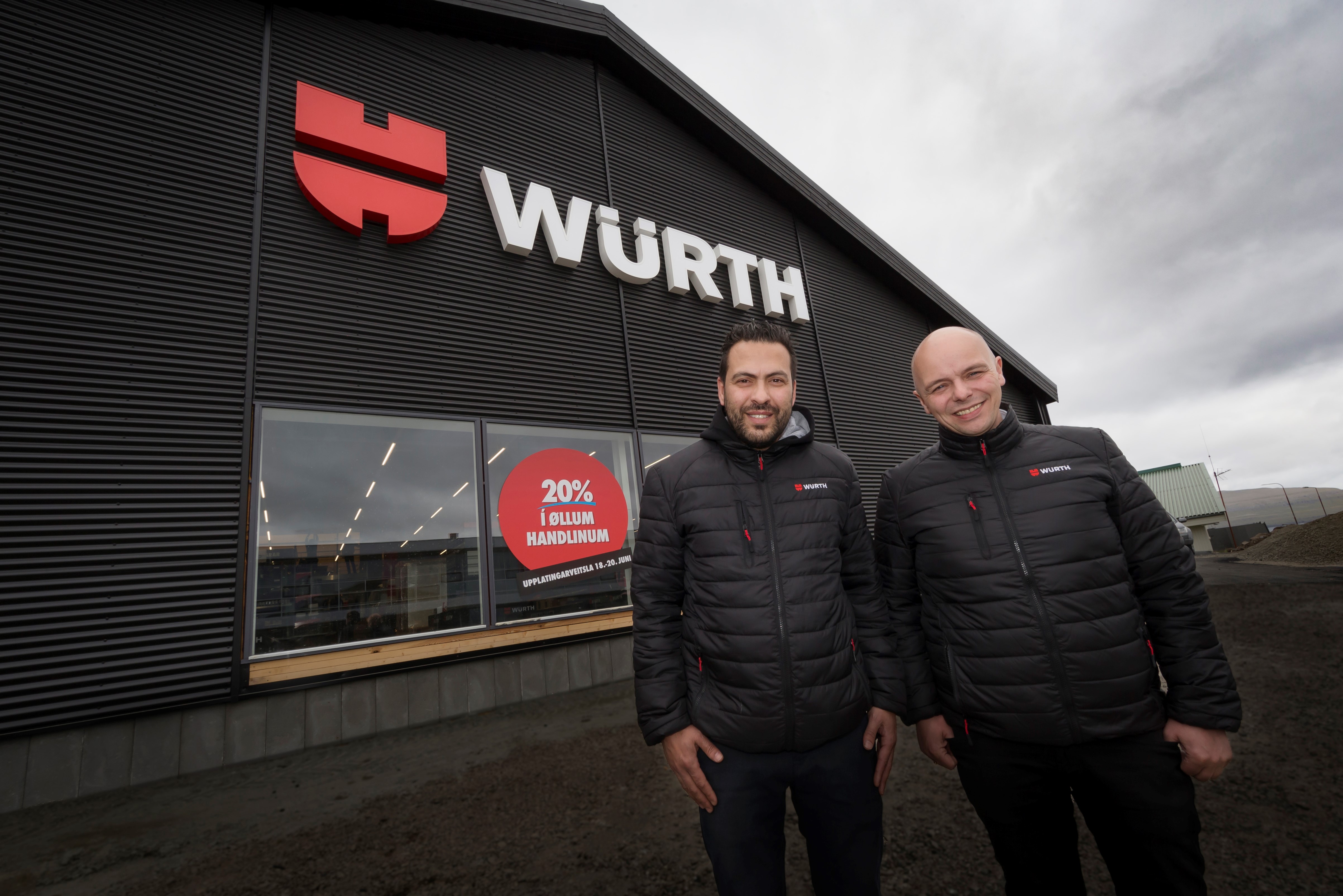 Nadhem Zid, komandi handilsleiðarin í Würth handlinum saman við Rúna Olsen, økisstjóra uttanfyri nýggja Würth handilin á Smyrilsvegi 4 í Havn