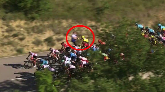 Her er myndin, ið prógvar, at Julian Alaphilippe tók ímóti einum dunki við vatni.