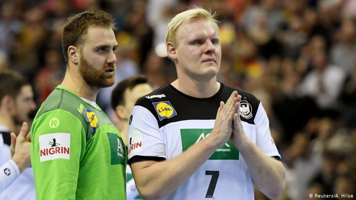 Fleiri týskarar sóu Andreas Wolff og Patrick Wiencek tapa ímóti Norra í hondbólti enn eitt týska fótbóltslandsliðið vinna á Niðurlondum