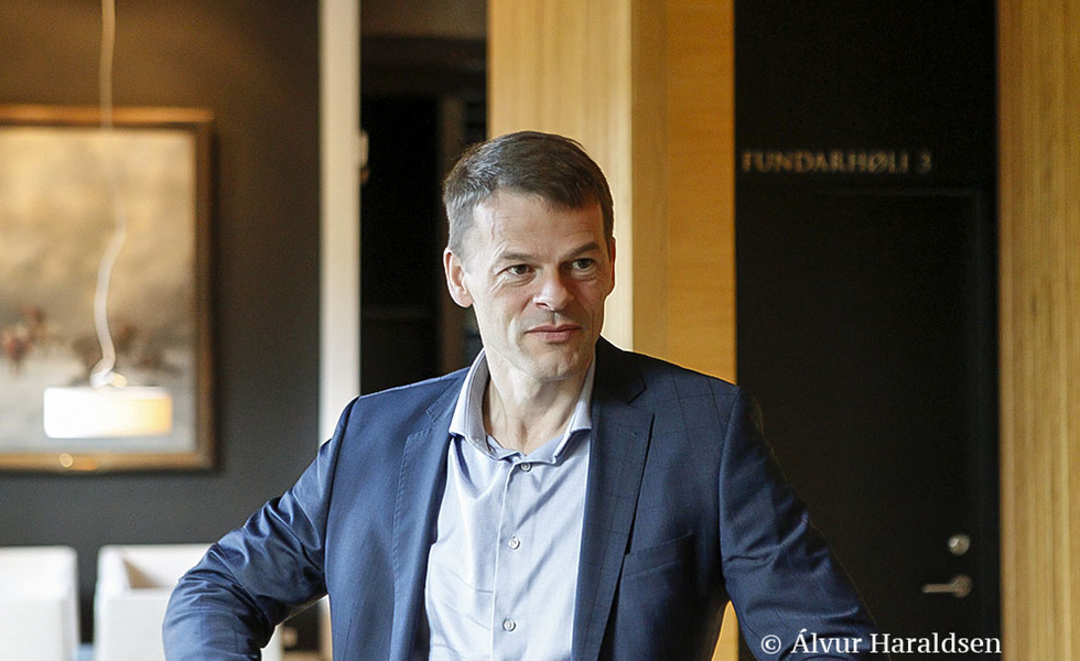 Bárður Nielsen er 47 ára gamal og ættaður úr Vestmanna. Hann hevur sitið á tingi frá 2002-2008 og síðani 2011. Hann var landsstýrismaður í fíggjarmálum frá 2004-2007.