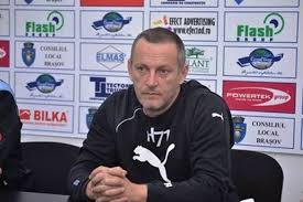 Bogdan Burcea hevur ikki gloymt tíðina í Føroyum. Her er hann farin í H71-troyggju til tíðindafund
