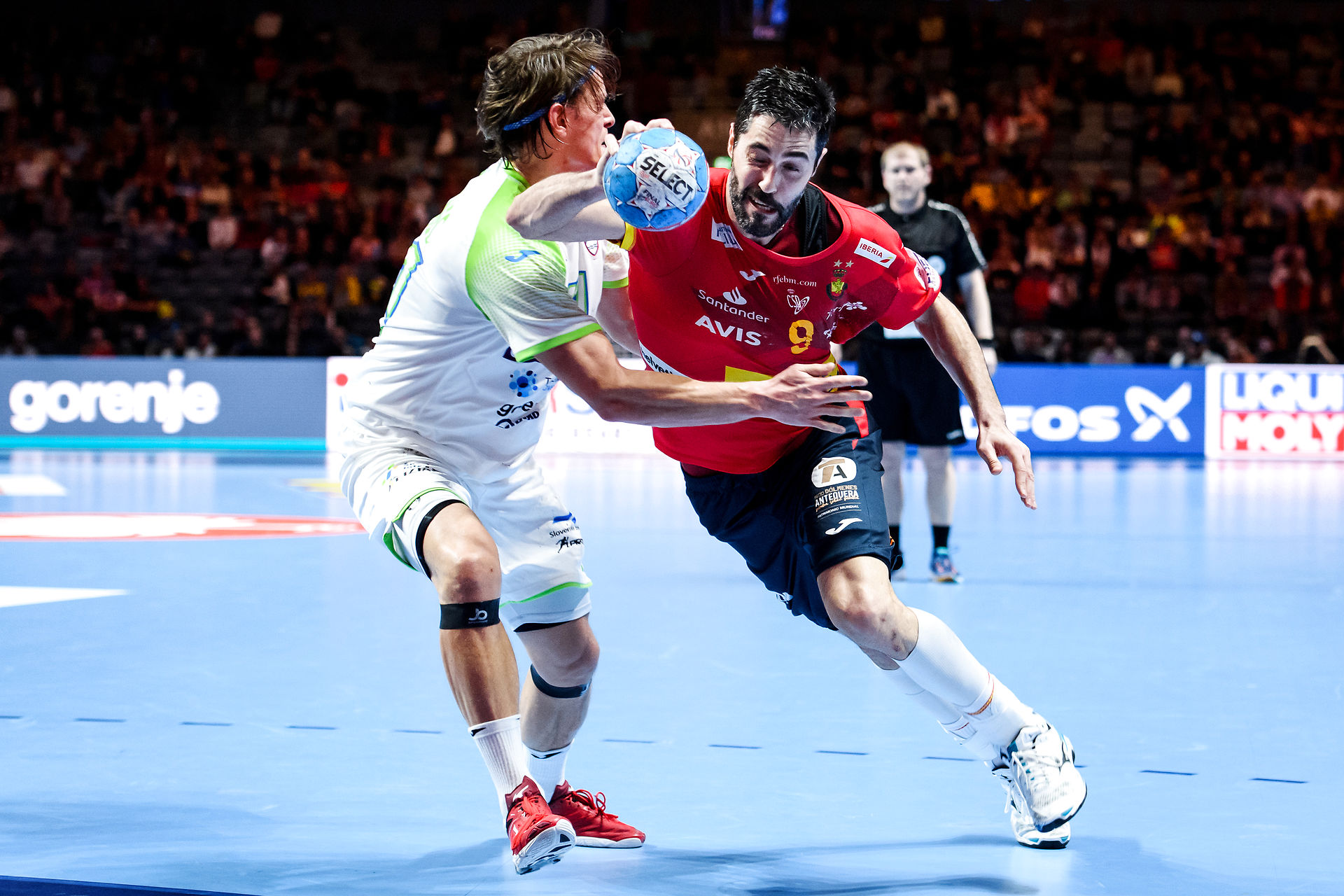 Teir báðir liðfelagarnir í Barcelona, Jure Dolenec hjá Slovenia og Raul Entrerrios hjá Spania spældu ein tættan dystarenda, har Slovenia mundi koppað alt á høvdið