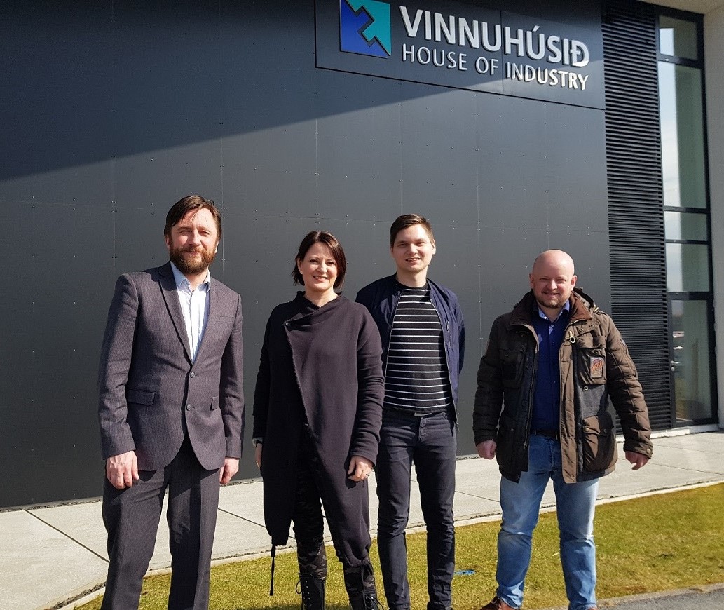 Myndin er av gomlu nevndini hjá Samskifti: Frá vinstru eru Niels Uni Dam, Lena L. Mohr, Jógvan Andersen og Michael Koba