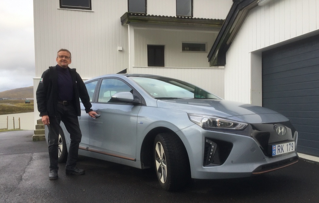 Ólavur Poulsen hevur ein Hyndai el-bil, sum kann løðast við grønari orku frá eginframleiðslu, sum als einki útlát hevur.