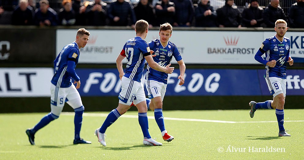 Jonn Johannesen (nr.11) verður fagnaður eftir útjavnandi 1-1-málið.