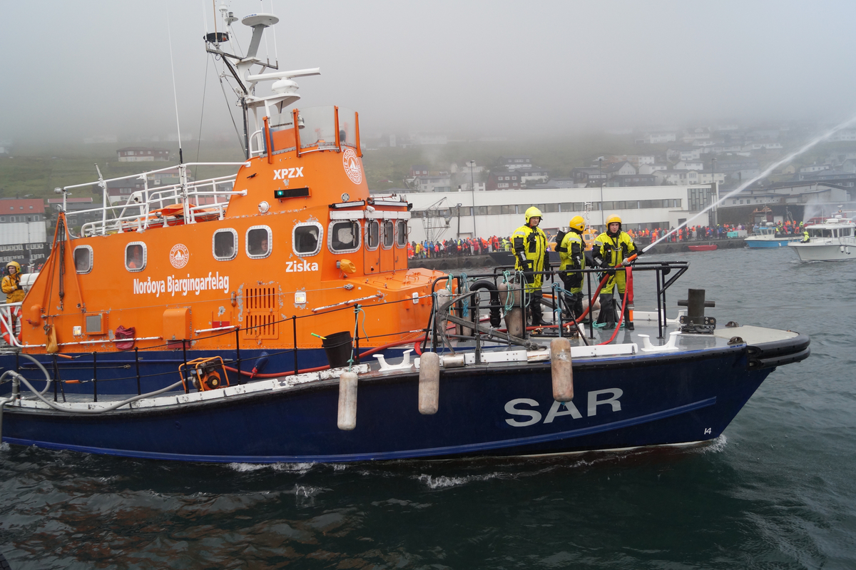 Rescue Ziska hjálpti bátinum aftur í havn
